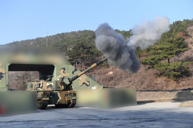 북한이 서해 북방한계선(NLL) 인근 해안포 사격을 실시한 5일 연평도에서 우리 군 K9 자주포가 해상사격 훈련을 하고 있다. 국방부 제공