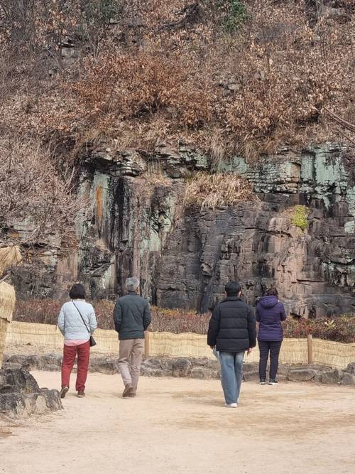 경남 의령군 정곡면에 위치한 삼성 이병철 창업회장의 생가 내 위치한 부자 바위. [사진=방영덕 기자]