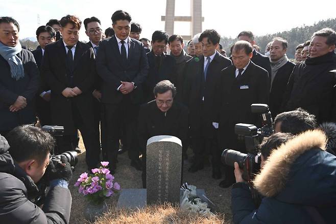 [광주=뉴시스] 이영주 기자 = 이낙연 더불어민주당 전 대표가 7일 오전 광주 북구 운정동 국립5·18민주묘지 내 무명열사 묘소를 찾아 참배하고 있다. 2024.01.07.