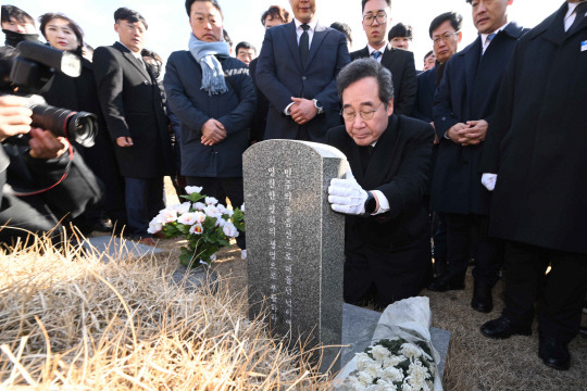 이낙연 전 더불어민주당 대표가 7일 오전 광주 북구 국립5·18민주묘지 내 무명열사 묘소를 찾아 참배하고 있다. 뉴시스