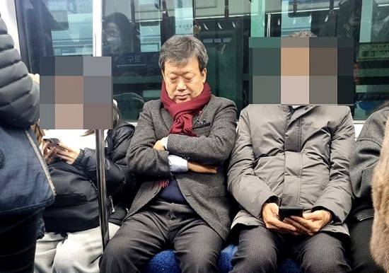 본회의 통과 사흘 전까지 동분서주했던 남군수가 지친 몸을 뒤로한 채 전철에 앉아 귀도하고 있다.