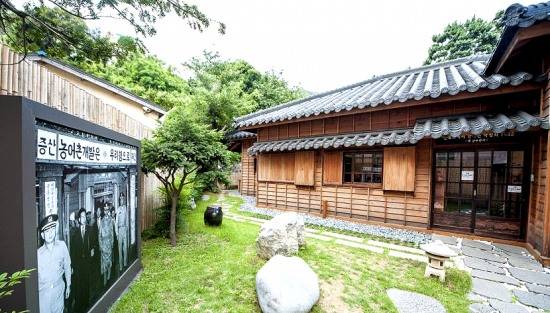 울릉읍 도동 시가지에  위치한 박정희장군 기념관