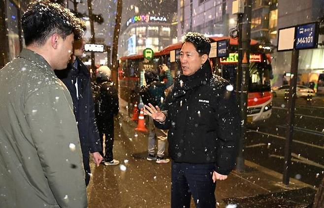 6일 오후 오세훈 서울시장이 퇴근길 혼잡으로 시가 긴급 대책을 마련해 운영 중인 명동입구 광역버스 정류소를 찾아 현장을 점검하고 있다. 서울시 제공