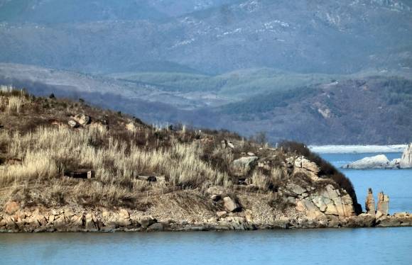 대연평도에서 바라본 북한 장재도 포문 - 6일 오전 인천 옹진군 대연평도 망향전망대에서 바라본 북한 장재도에 포문이 보이고 있다. 2024.1.7 연합뉴스
