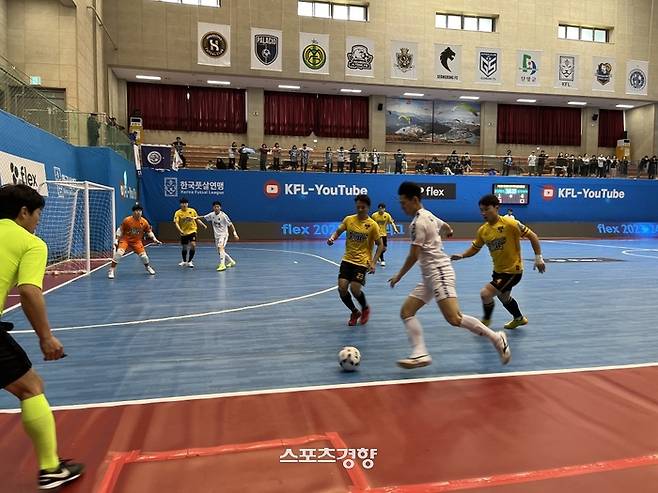 경기LBFS 선수들이 지난 6일 충북 단양 국민체육센터에서 열린 한국풋살연맹(KFL) 2023~2024시즌 flex 풋살 코리아(FK)리그 첫날 6라운드 고양불스풋살클럽전에서 상대 밀집수비를 돌파하고 있다. 한국풋살연맹 제공
