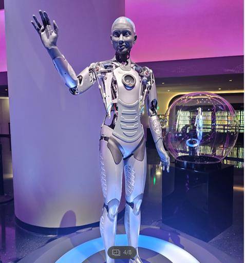 스피어 내부 1층에 있는 휴머노이드 로봇 '아우라' (라스베이거스=연합뉴스) 김태종 특파원 = 지난해 9월 개장한 미국 네바다주 라스베이거스에 있는 대형 구형 공연장 스피어 내부 1층에 있는 휴머노이드 로봇 아우라(Aura). 2023. 1. 7. taejong75@yna.co.kr