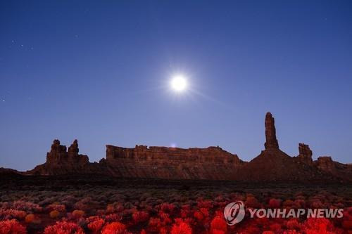 나바호족 등 원주민 부족들의 근거지였던 미국 유타주 멕시칸 햇 인근에 뜬 달. [EPA 연합뉴스 자료사진. 재판매 및 DB 금지]