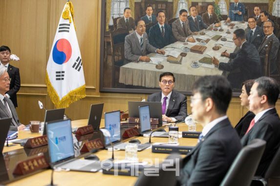 [이데일리 김태형 기자] 이창용 한국은행 총재가 지난해 11월30일 오전 서울 중구 한국은행에서 금융통화위원회에서 본회의를 주재하고 있다.