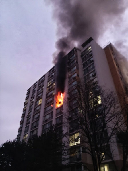 2일 오전 경기 군포시 산본동 한 15층 아파트 9층에서 화재가 발생했다. (사진=경기도소방재난본부 제공)