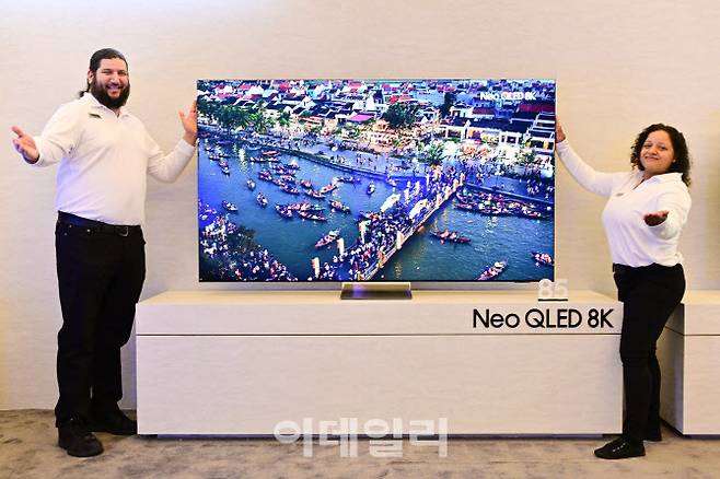 삼성전자 모델이 7일(현지시간) 진행된 ‘삼성 퍼스트 룩 2024’ 행사에서 ‘24년형 Neo QLED 8K를 소개하고 있는 모습.(사진=삼성전자)