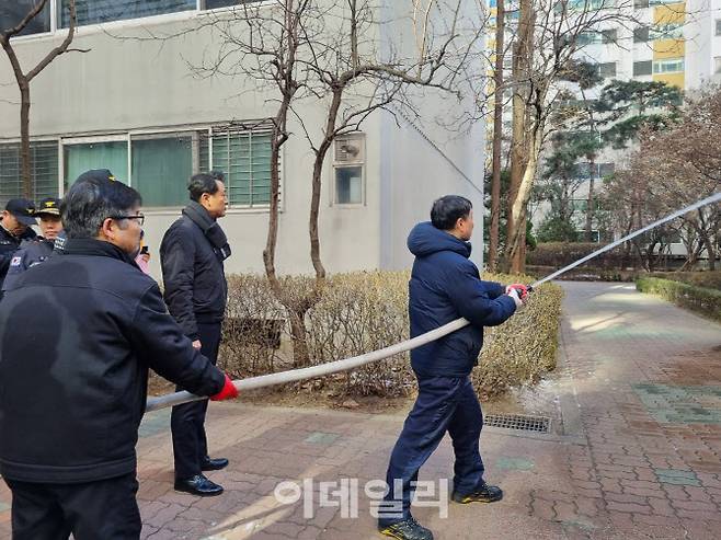 오세훈 서울시장(가운데)이 8일 방문한 서울 노원구 소재 아파트에서 옥내소화전 방수압력 시험을 지켜보고 있다. (사진=이윤화 기자)