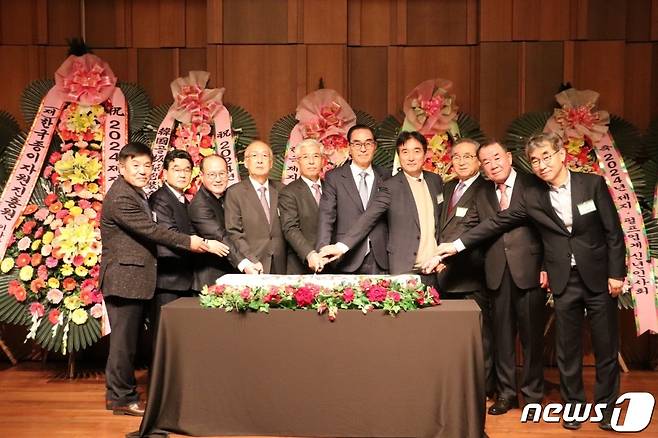 왼쪽부터 성상웅 한국종이용기조합 이사장, 황청성 한국박스산업협동조합 이사장, 김진두 한국펄프종이공학회 회장, 최병민 한국종이자원진흥원 이사장, 이복진 한국제지연합회 회장, 권혁홍 한국제지공업협동조합 이사장, 김종주 산업통상자원부 과장, 박래수 대한인쇄정보산업협동조합연합회 회장, 홍기영 한국제지원료재생업협동조합 이사장, 윤철호 한국출판문화협회 회장이 기념사진을 찍고 있다.(한국제지연합회 제공)