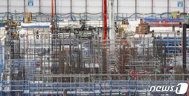 경기도 시내 한 신축 아파트 건설현장의 모습. (자료사진) 2023.8.1/뉴스1 ⓒ News1 김도우 기자