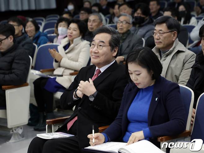 이낙연 전 더불어민주당 대표가 8일 울산시 남구 울산상공회의소 대회의실에서 열린 이미영 전 울산시의회 부의장의 '누구를 위해 투표할 것인가' 출판기념회에 참석해 있다. 2024.1.8/뉴스1 ⓒ News1 김지혜 기자