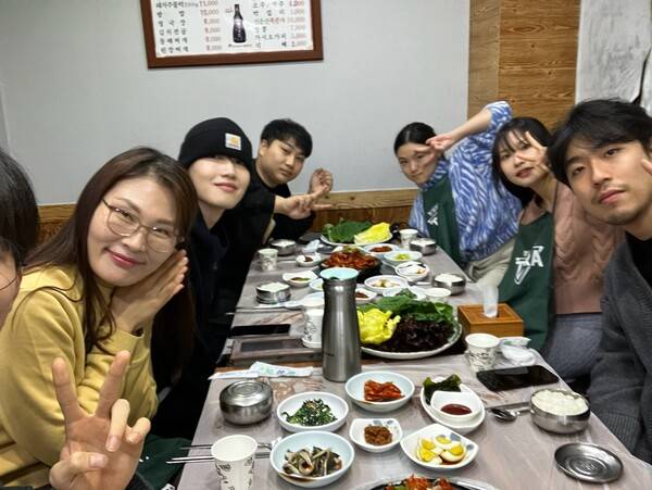 학교에선 학생들을 잘 챙겨주며 소통하는 엄마 같은 존재다. [사진제공=신연아]