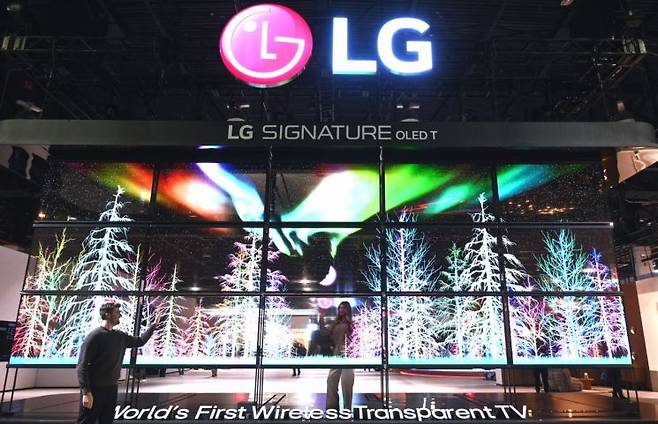 LG전자가 CES 2024 전시장에 세계 최초 투명·무선 올레드 TV 'LG 시그니처 올레드 T' 15대로 구성한 미디어 아트를 조성한 모습 / [사진제공=LG전자]