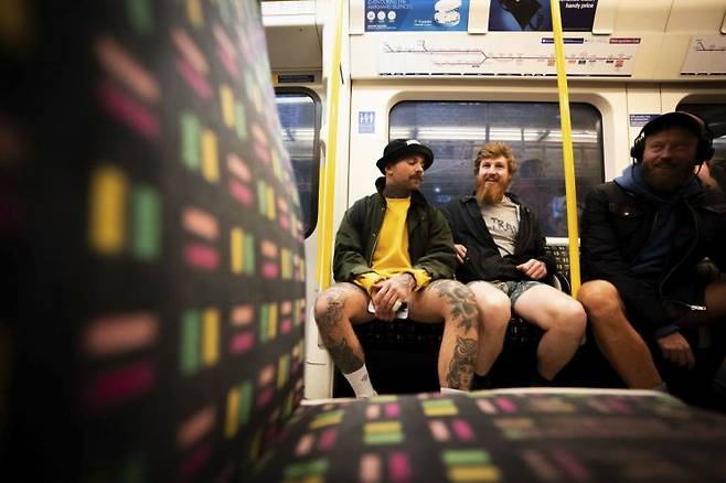 7일(현지시간) 영국 런던에서 '바지 벗고 지하철 타기' 행사가 열렸다. [사진출처=AP 연합뉴스]