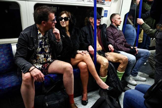 7일(현지시간) 영국 런던에서 '바지 벗고 지하철 타기' 행사가 열렸다. [이미지출처=AFP연합뉴스]
