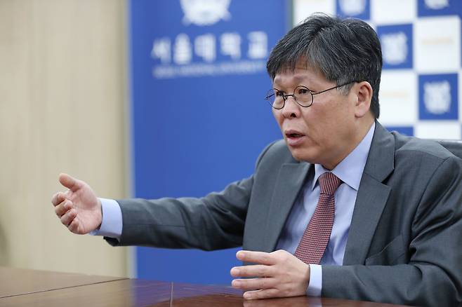 홍유석 서울대 공대 학장이 “한국은 과학기술로 먹고사는 나라인데, 최근 수능에서 심화 수학을 배제하고 R&D 예산을 깎는 등 공대(工大)를 위기로 몰아넣는 일들이 벌어지고 있다”고 말했다. 지난 4일 서울 관악구 서울대 공대 학장실에서 본지와 만나 인터뷰하고 있는 홍 학장. /남강호 기자