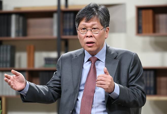홍유석 서울대학교 공과대학장이 4일 서울 관악구 서울대 공대에서 본지와 인터뷰를 갖고 정부의 R&D 감축, 심화수학 폐지, 무전공 확대 등과 관련 공과대학 위기에 대해 이야기하고 있다. /남강호 기자