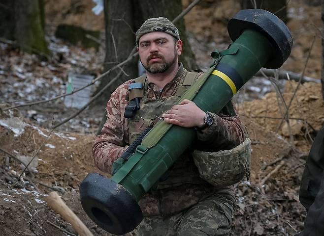 재블린 미사일을 들고 있는 우크라이나 군인. /로이터 연합뉴스