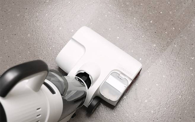 습식 청소 모드로 바닥을 닦는 모습