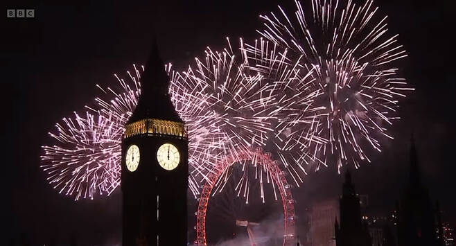 새해 0시를 가리키는 빅벤과 이에 맞춰 터져 나오는 불꽃. (BBC방송화면 캡처)