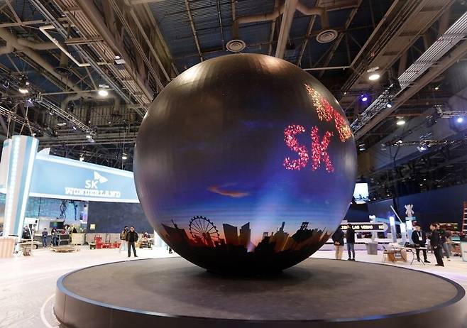 CES2024 SK그룹관에서 전시 주제 영상을 상영하는 구형 엘이디(LED) 원더 글로브(Wonder Globe). 사진 SK 제공