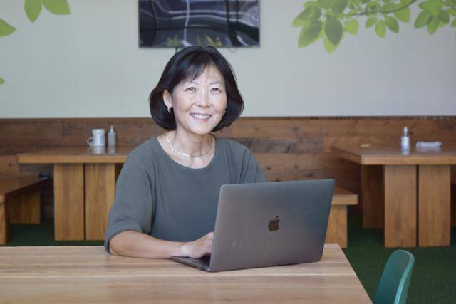 구글코리아에 근무하다 50세에 미국 실리콘밸리 구글 본사에 입사해 약 4년간 일한 정김경숙(미국명 로이스 김) 전 구글 글로벌 커뮤니케이션 디렉터. 지난해 3월 구글을 떠난 뒤에도 계속 미국 생활을 하고 있는 그는 자신의 영어 분투기를 책으로 펴냈다. 로이스 김 제공