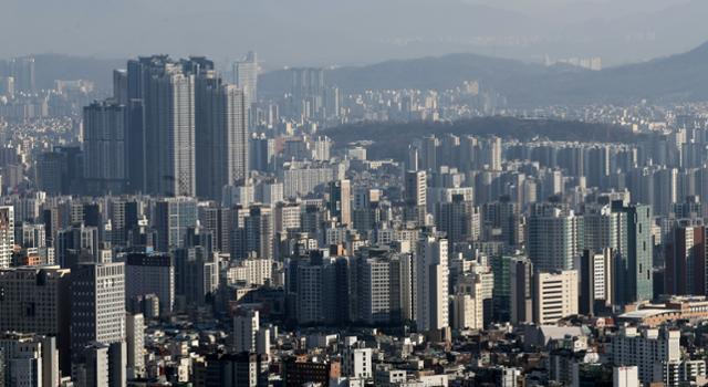 8일 서울 남산에서 바라본 시내 아파트의 모습. 뉴스1