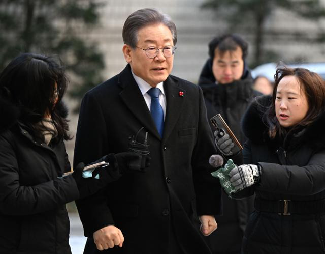 이재명 더불어민주당 대표가 지난달 22일 서울 서초구 서울중앙지법에서 열린 공직선거법 위반 혐의 공판에 출석하고 있다. 박시몬 기자