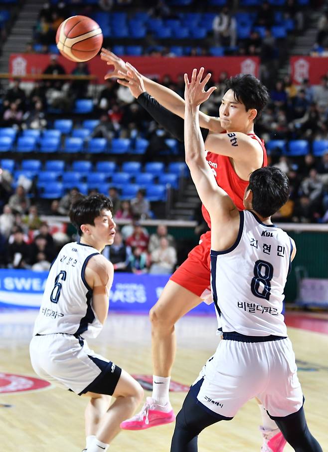 서울 SK는 공격뿐 아니라 수비에서도 안영준의 역할이 중요하다. 사진=KBL 제공