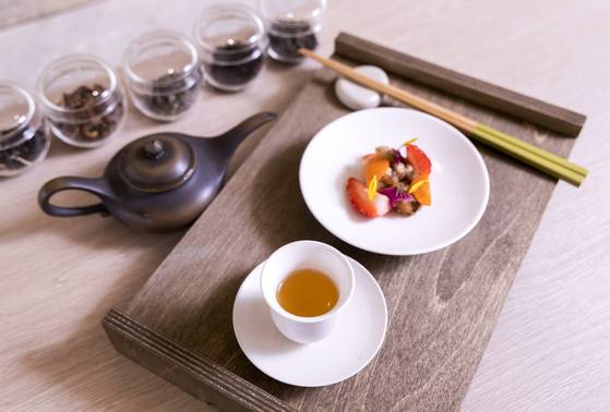 '코코시에나'가 준비한 생강 홍차와 딸기를 곁들인 탕수육. 김상선 기자