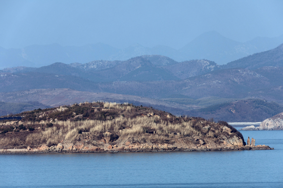 Gun ports on the Jangjae Island, North Korea, viewed from South Korea’s Yeonpyeong Island are visibly opened on Sunday. North Korea fired artillery shells for two days near the Northern Limit Lines. [YONHAP]