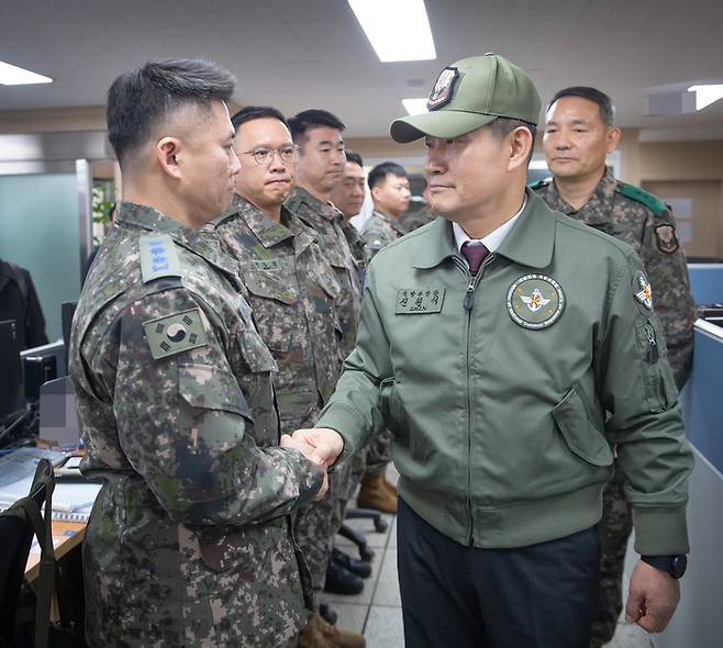 신원식 국방부 장관이 8일 경기 포천시 드론작전사령부를 방문해 장병들을 격려하고 있다. 2024.1.8 [국방부 제공]