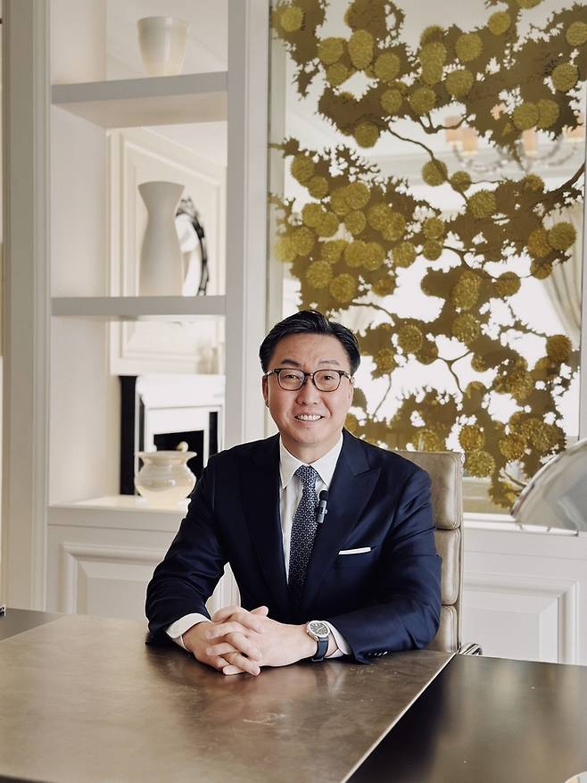 인터뷰를 하고 있는 노 총지배인 / 사진=권효정 기자