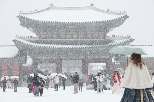 서울 전역에 대설주의보가 발효된 30일 오후 관광객들이 서울 종로구 경복궁을 관람하고 있다. [사진 = 연합뉴스]