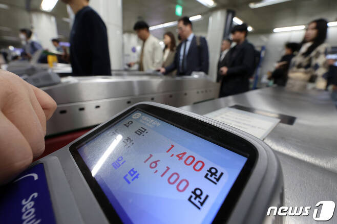 지난해 서울 시내 한 지하철역에서 시민들이 개찰구를 통과하며 이용요금을 내고 있다./사진=뉴스1