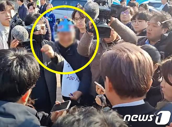 (부산=뉴스1) = 이재명 더불어민주당 대표가 2일 오전 부산 가덕도에서 신원미상인에게 피습을 당했다. 사진은 이재명 대표를 피습한 신원미상인(60대 남자) 모습. (유튜브 정양일 TV 캡쳐) 2024.1.2/뉴스1  Copyright (C) 뉴스1. All rights reserved. 무단 전재 및 재배포,  AI학습 이용 금지.