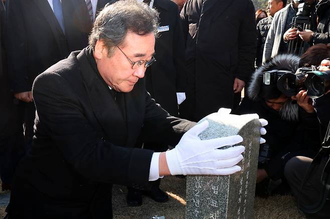 이낙연 더불어민주당 전 대표가 7일 오전 광주 북구 국립 5·18 민주묘지에서 참배하고 있다. [연합]