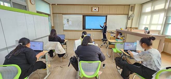 IT서포터즈가 대전 반석고등학교 특수학급에서 ITQ파워포인트 교육을 진행하고 있다. 2024. 01. 08    *재판매 및 DB 금지