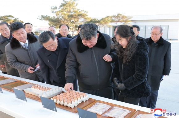 김정은, 딸과 함께 광천닭공장 시찰 - 조선중앙통신은 김정은 국방위원장이 지난 7일 황해북도 황주군의 광천닭공장을 현지지도했다고 8일 보도했다.방문에는 딸 김주애도 대동했다. 최근 주로 김 위원장의 군사 일정에 동행했던 주애는 이날은 경제 분야 시찰에 자리했다. 김덕훈 내각총리와 김여정 당 부부장, 현송월 노동당 선전선동부 부부장, 리일환ㆍ전현철ㆍ오수용 당비서 등도 함께했다.사진은 광천닭공장 전경.  2024.1.8 평양 조선중앙통신=연합뉴스