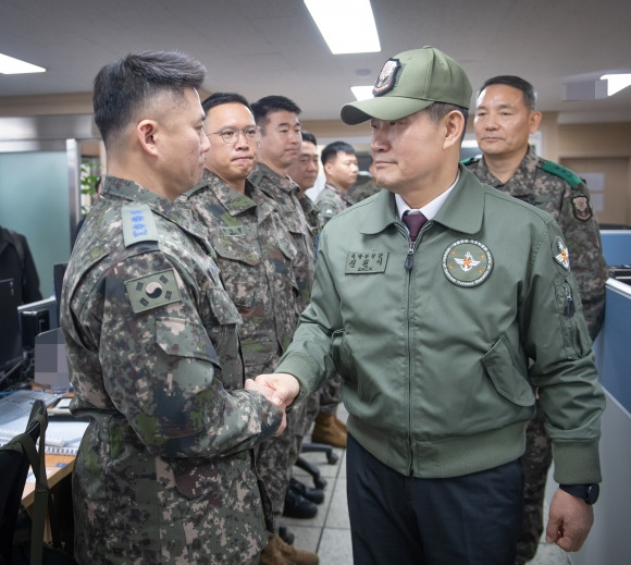 국방부장관, 드론작전사령부 현장지도 신원식 국방부장관이 8일 드론작전사령부를 방문해 대비태세를 점검하고, 임무수행에 매진하는 장병들을 격려하고 있다. 국방부 대변인실 공보과 제공