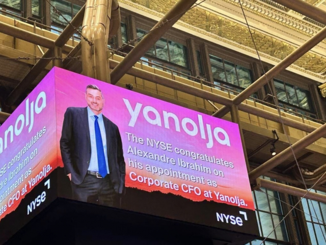 2023년 12월 NYSE는 야놀자의 알렉산더 이브라힘 CFO 취임에 대한 축하 메시지를 전광판에 띄웠다. (사진=이수진 야놀자 창업자 페이스북)
