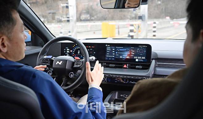 김동균 현대차 고성능차시험팀 파트장이 직접 아이오닉 5N을 몰고 시연하고 있다. 사진은 아이오닉 5N이 트랙에 진입하기 전 내부 모습.(사진=현대차.)