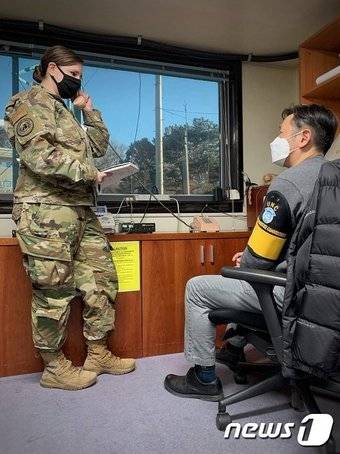 북한군과 직통전화를 하고 있는 유엔사 소속 장교.<자료사진>(유엔사 페이스북) ⓒ 뉴스1