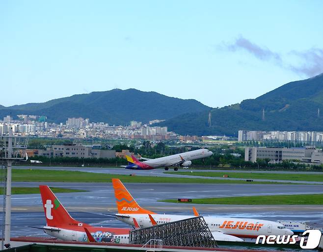 최근 3년간 경기도에 김포공항 항공기 이·착륙 소음에 따른 민원이 15건 접수된 것으로 나타났다. /뉴스1