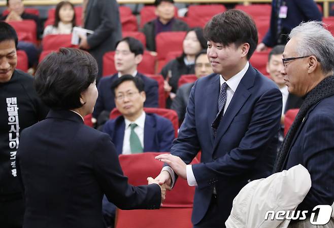 양향자 한국의희망 대표와 이준석 개혁신당(가칭) 정강정책위원장이 9일 오전 서울 여의도 국회 의원회관에서 열린 양향자 한국의희망 대표 출판기념회에서 악수를 나누고 있다. 2024.1.9/뉴스1 ⓒ News1 임세영 기자