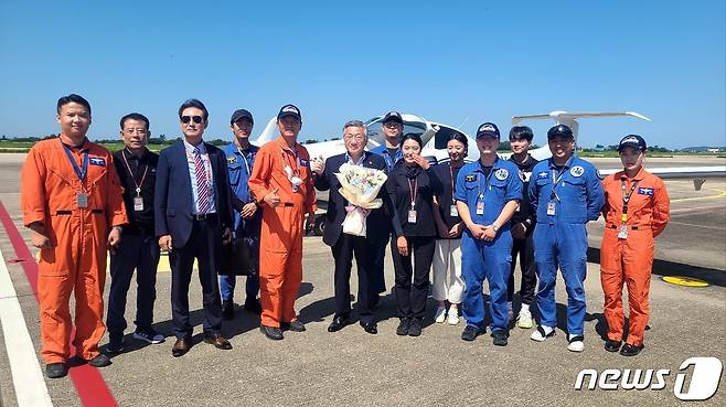 청주대학교가 항공우주 분야 선도 대학을 꿈꾸고 있다. 사진은 김윤배 총장(사진 가운데)이 비행교육원 교관들과 기념촬영을 하는 모습.(청주대학교 제공)/뉴스1