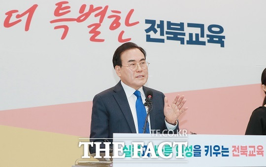 서거석 전북교육감이 9일 도교육청 강당에서 신년 기자회견을 열어 “지금 우리에게 가장 절실한 문제는 두말할 것 없이 인구 유출, 학령인구 유출”이라며 "2024년을 학생 유출 없는 전북교육의 원년으로 만들겠다”고 밝혔다./전북교육청